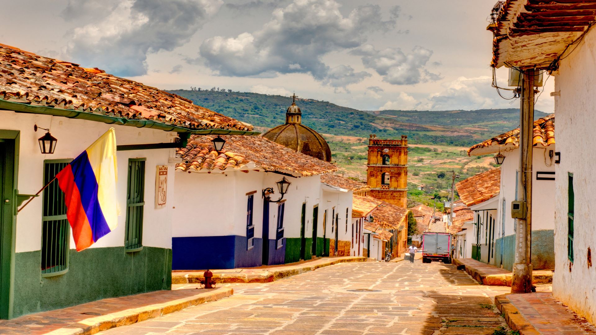 Calle colonial de Barichara con bandera colombiana