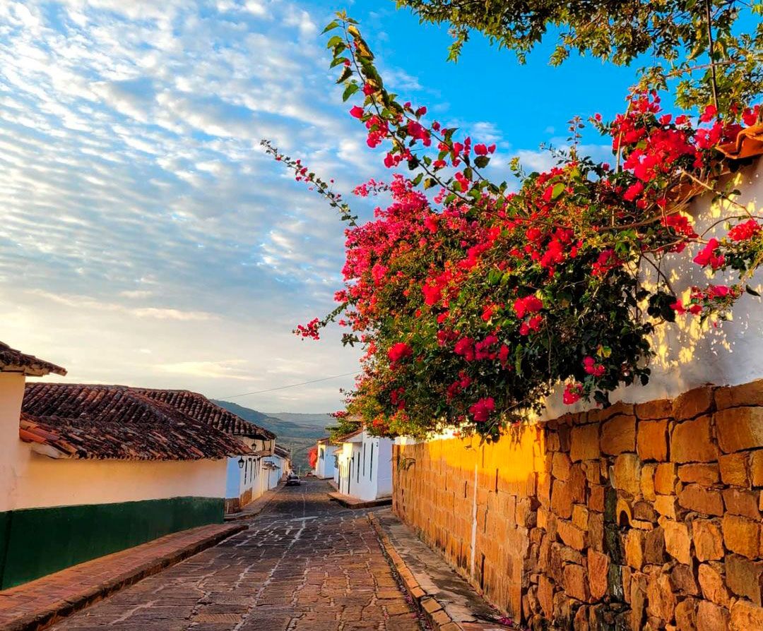 Calle de Barichara con buganvilias al amanecer